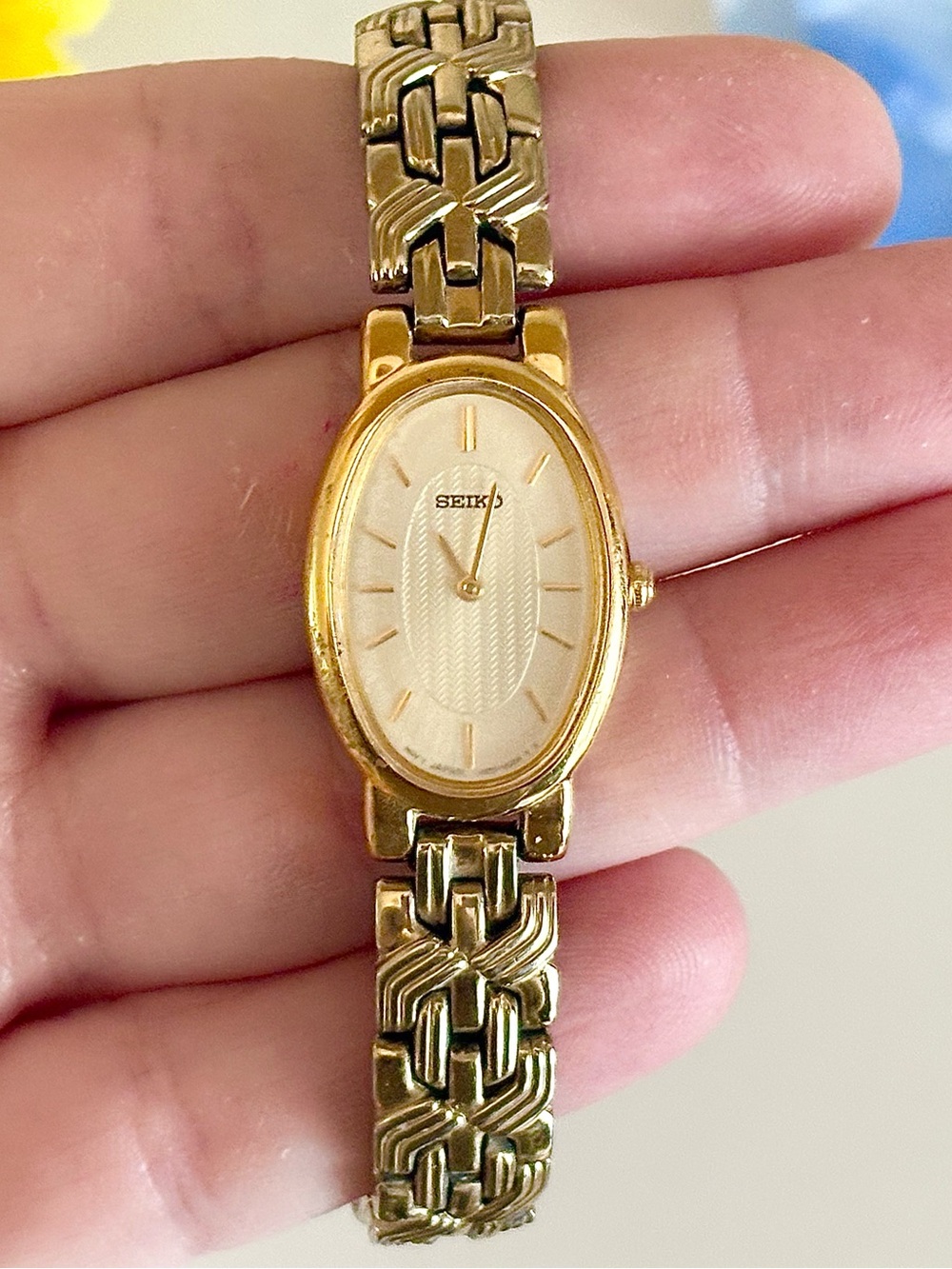 Vintage Seiko Women’s Slim Oval Ornate Cocktail Dress Watch-Petit Champagne Dial